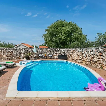 Chic In With Private Swimming Pool Marina